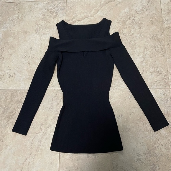 NWOT Ribbed cold shoulder black top. Size XS - Picture 3 of 5